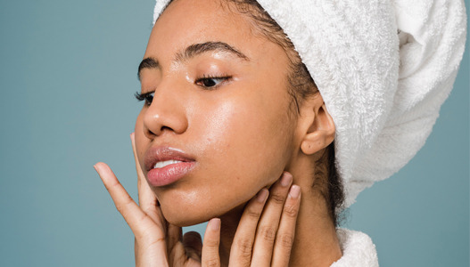 Wie man die Haut mit Feuchtigkeit versorgt: Tipps gegen Hauttrockenheit